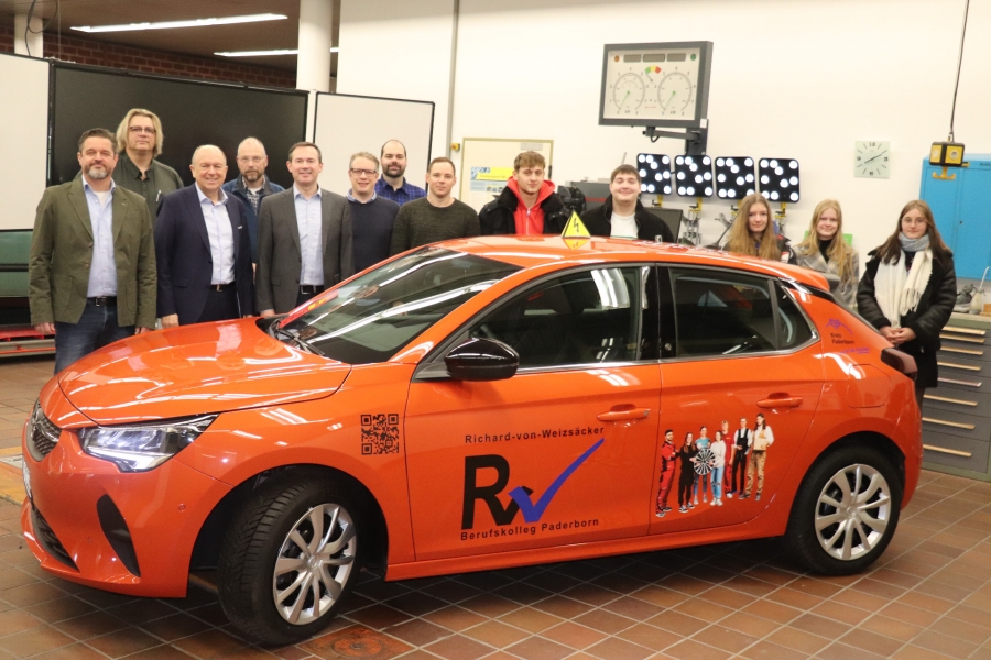 Freuen sich über den neuen Elektro-Flitzer im Unterricht: (v.l.) stv. Schulleiter Thomas Hagemann, Gunther Dickel (Kfz-Lehrer), Landrat Christoph Rüther, Christian Kühne (Kfz-Lehrer), Kfz-Abteilungsleiter Christian Rörig, Michael Sudbrock, Christoph Rode und Jochen Bedau (Kfz-Lehrer), Kewin Ramczyk, Jordan Zwezich, Jennifer Gilardoni, Magdalena Mitterecker und Joane Gröne (Auszubildende Kfz-Mechatronik). © Richard-von-Weizsäcker-Berufskolleg